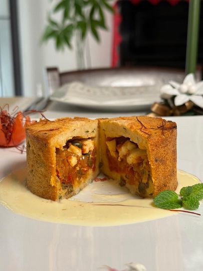 Fette di torta ripiena di frutta su un piatto da dessert, guarnite con menta.
