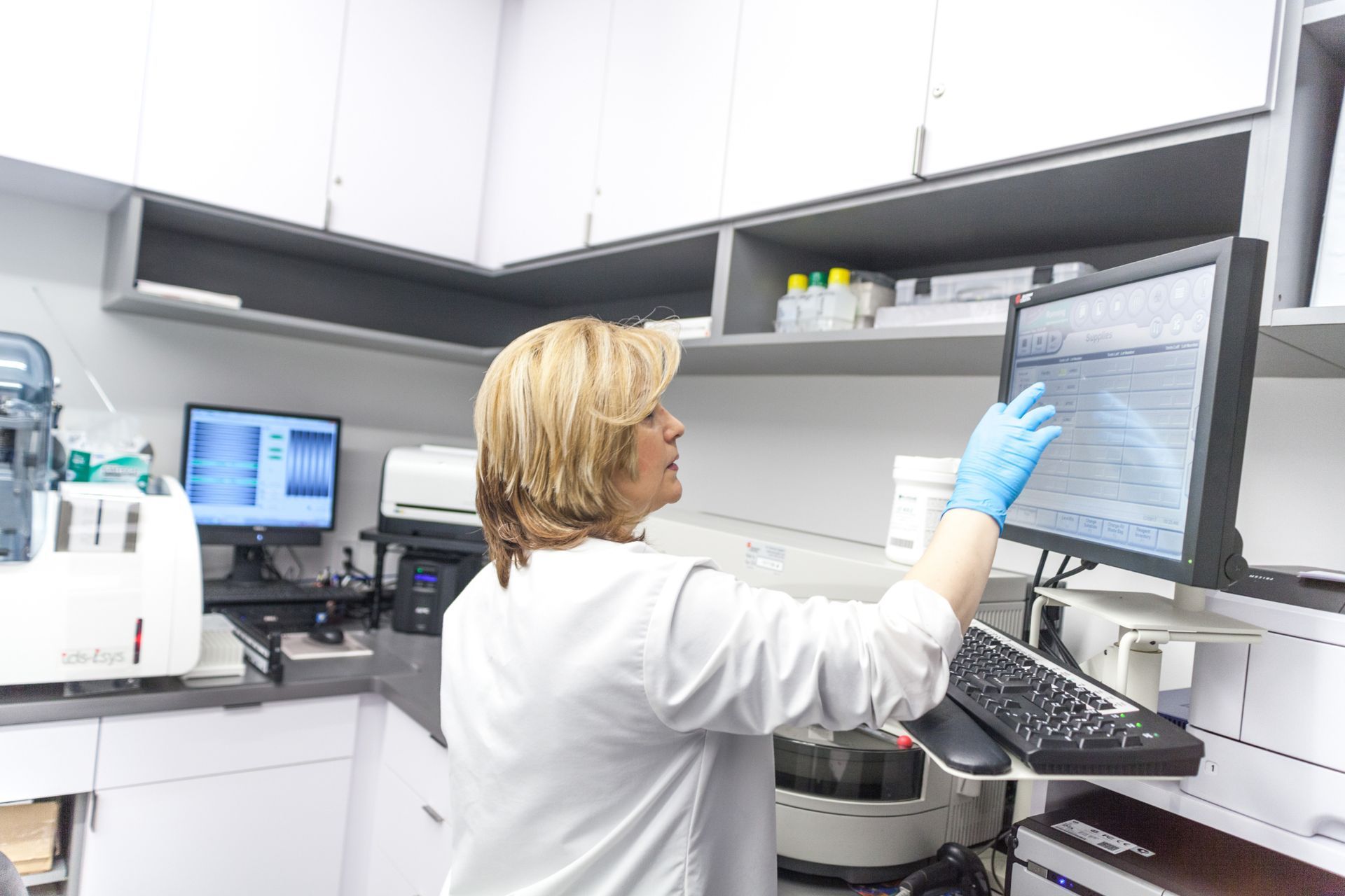 lab technician at work in Attune Health center for autoimmune and inflammation care in Los Angele
