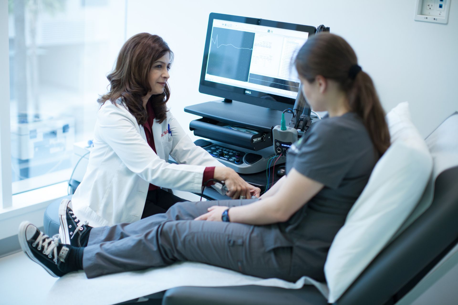 Dr. Shalini Mahajan attends to patient at Attune Health center for autoimmune and inflammation care in Los Angele