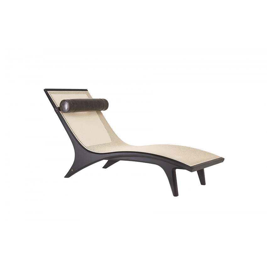 Chaise longue estofada em rosa com estrutura e encosto em madeira escura.