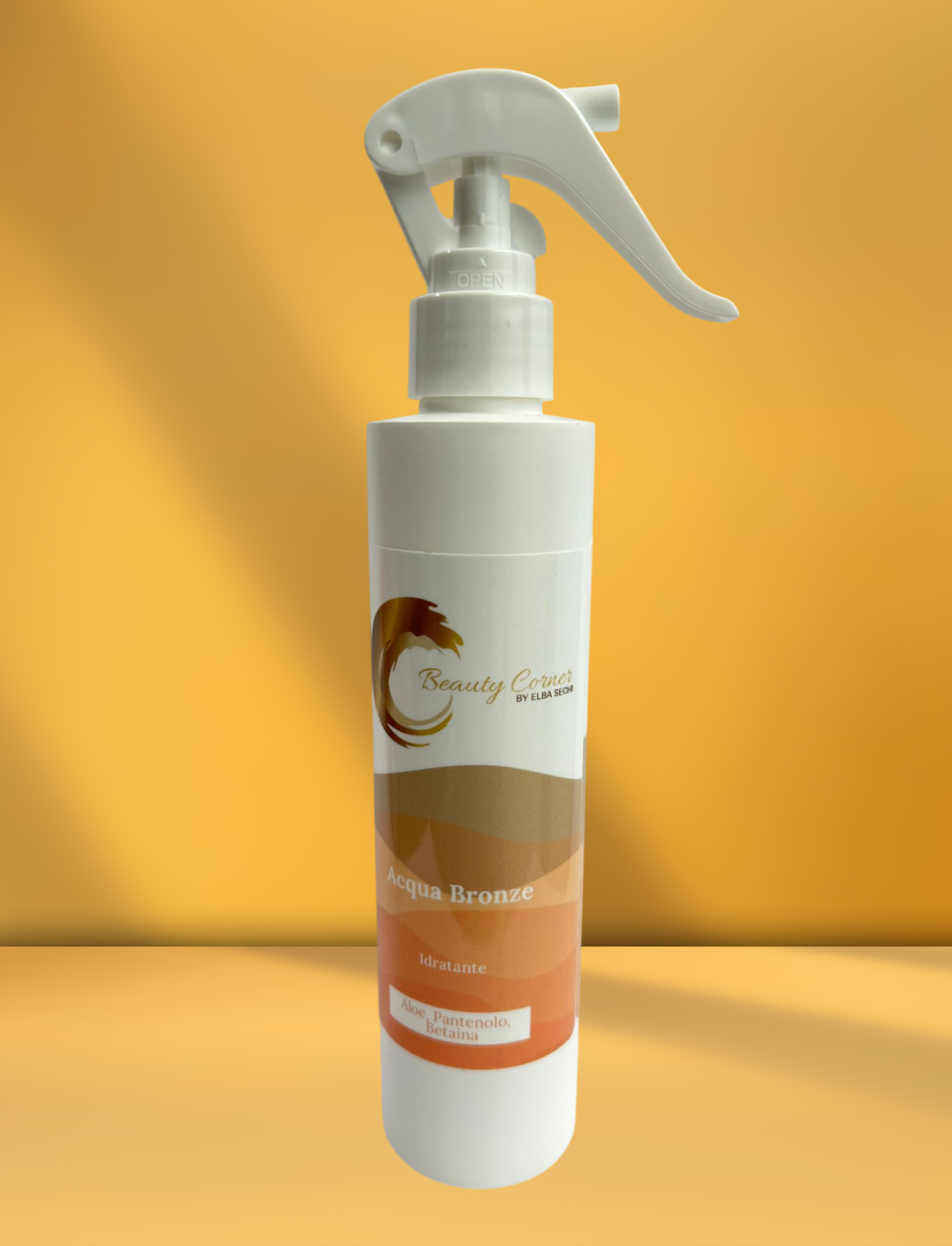 Flacone spray bianco con liquido marrone e beige, su sfondo arancione.