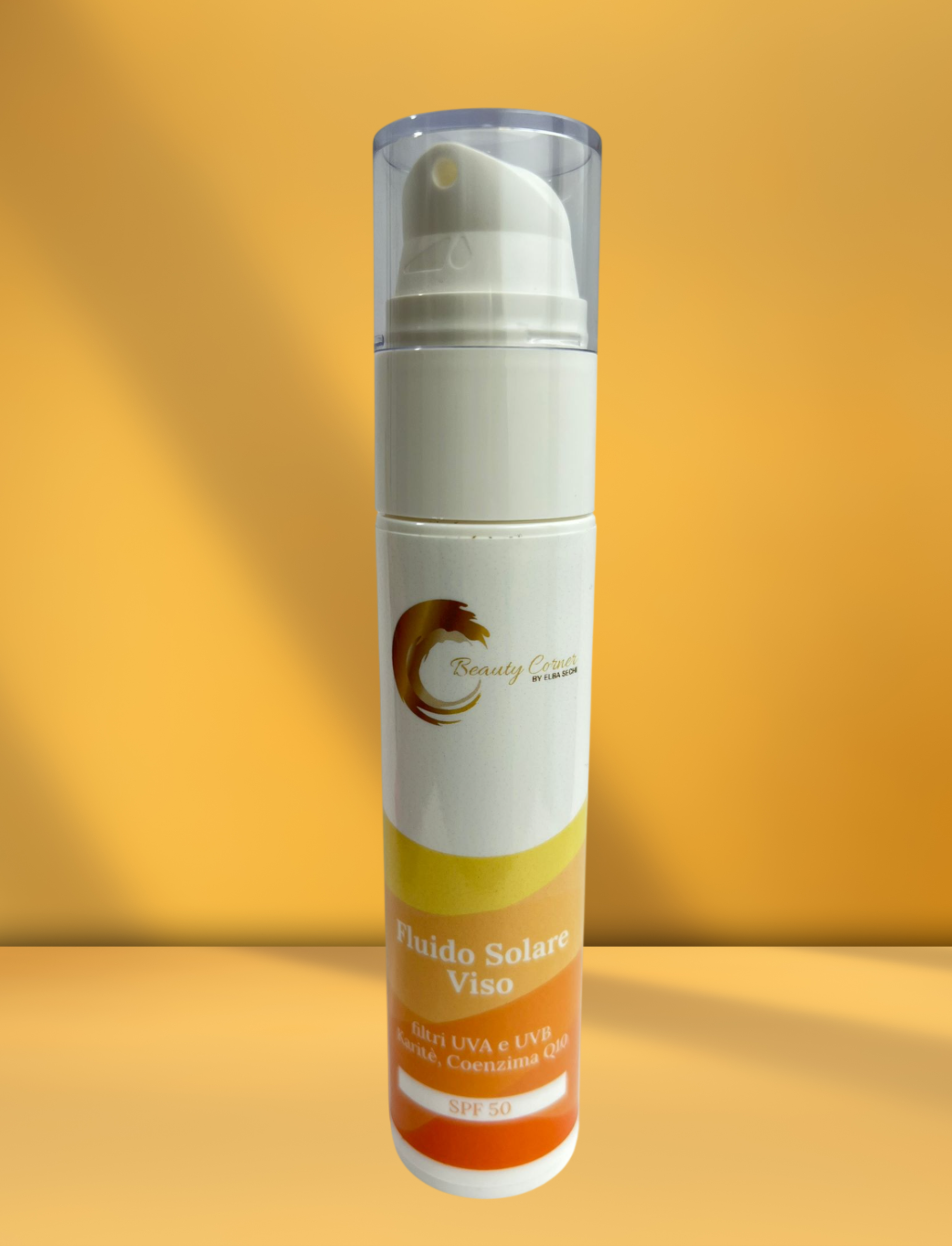 Flacone di crema solare con etichette bianche e arancioni.