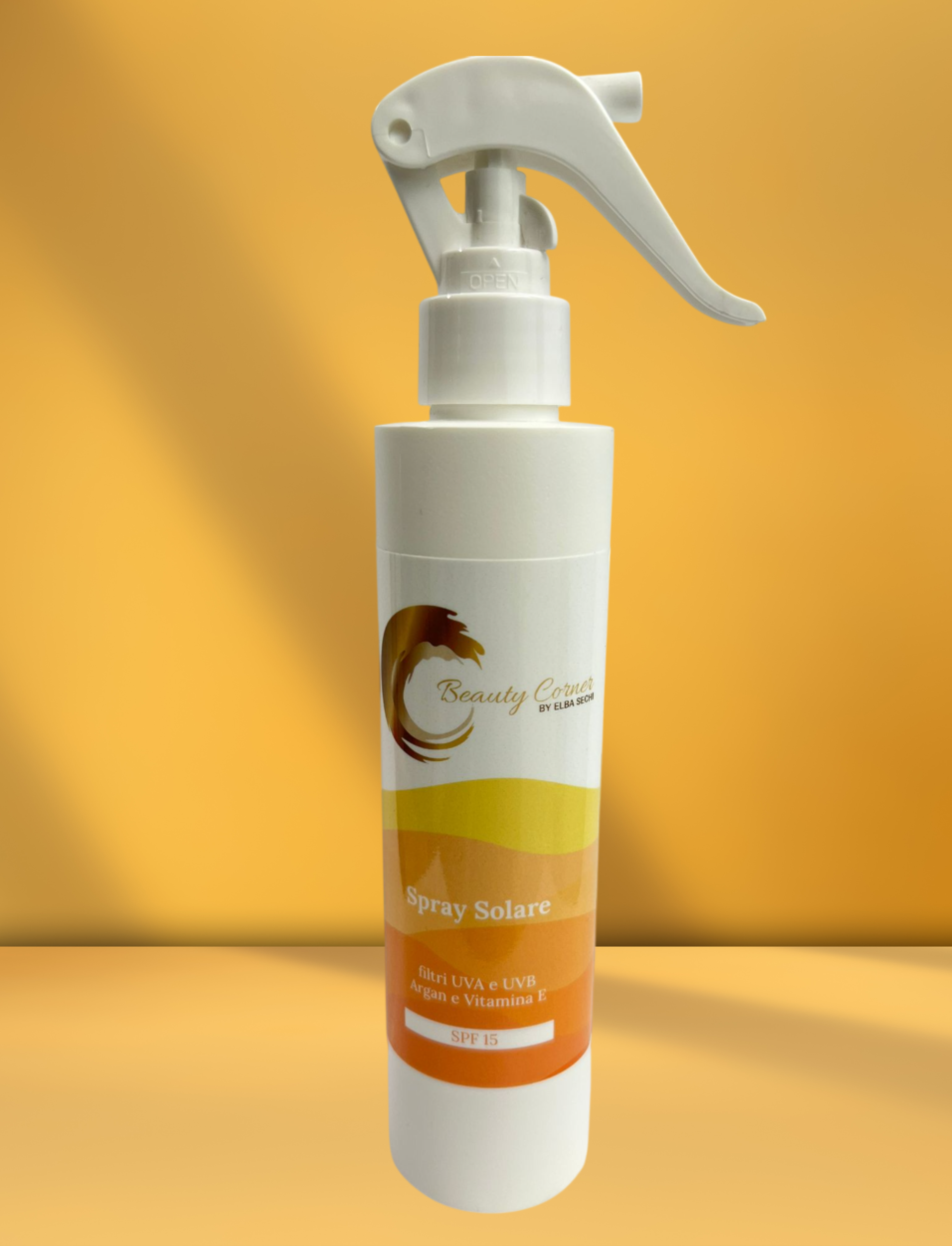 Flacone spray bianco con etichetta marrone e gialla su sfondo giallo.