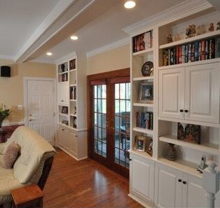 A living room with a couch and shelves filled with books