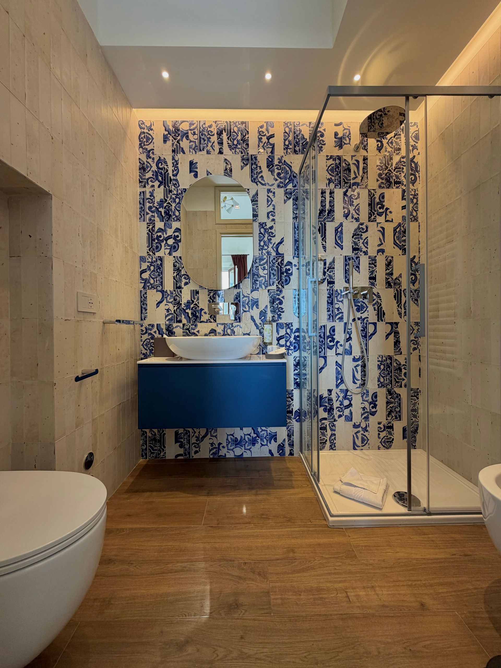 bagno camera indaco