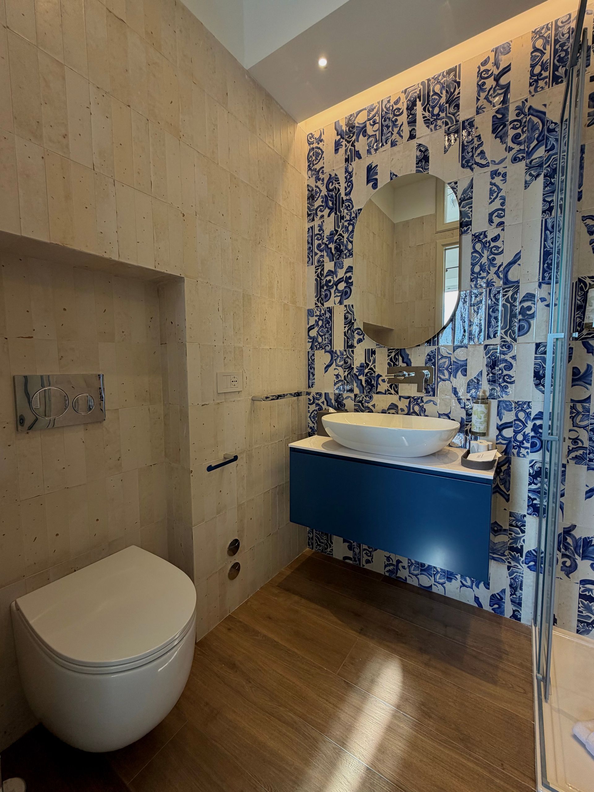 bagno camera indaco