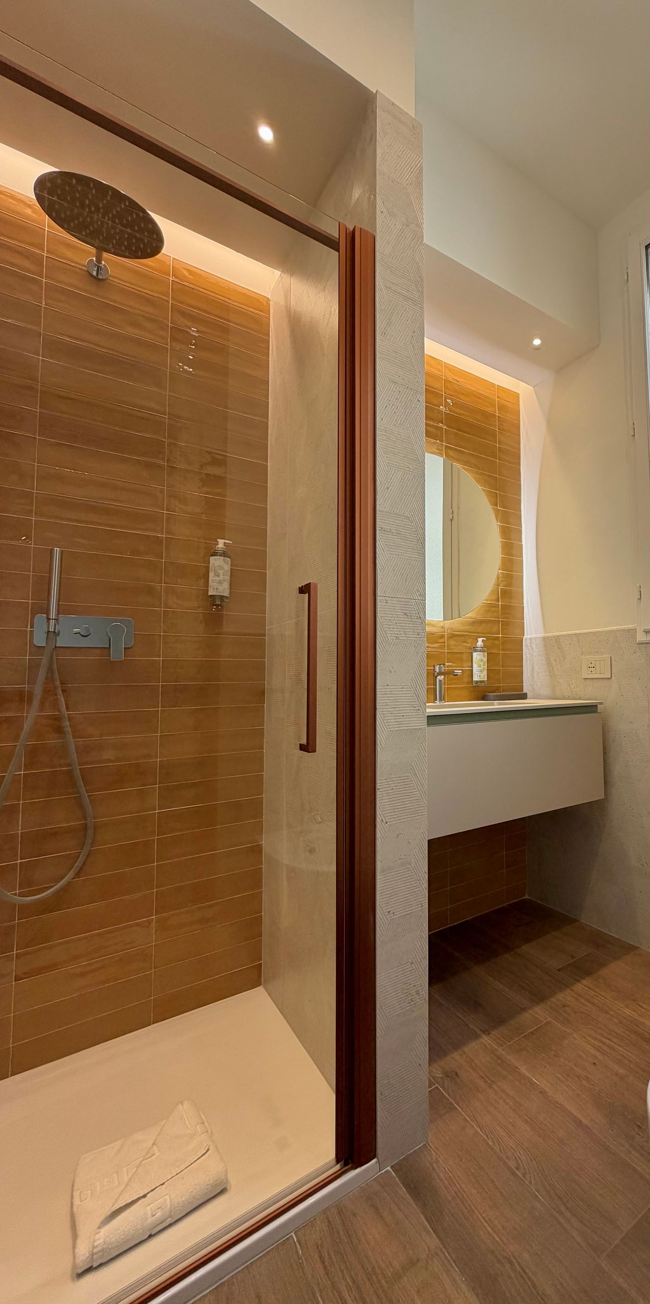 bagno camera ocra
