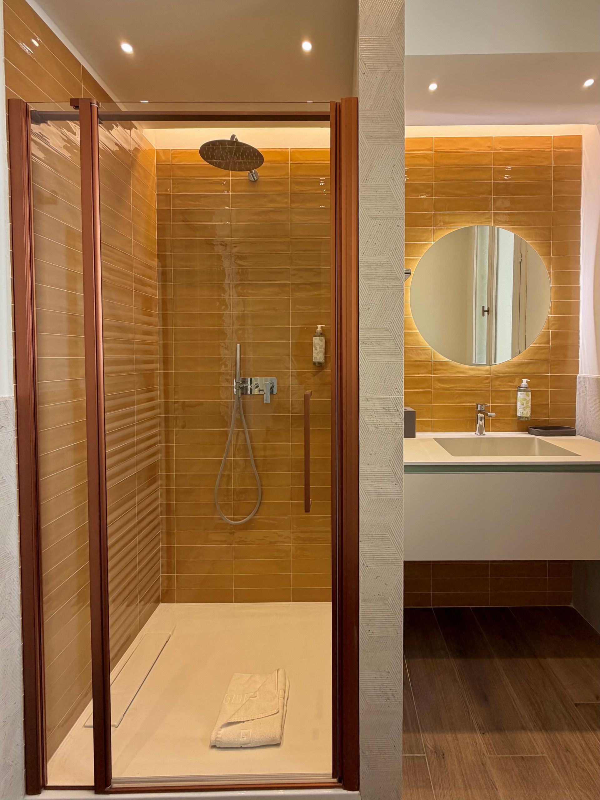bagno camera ocra