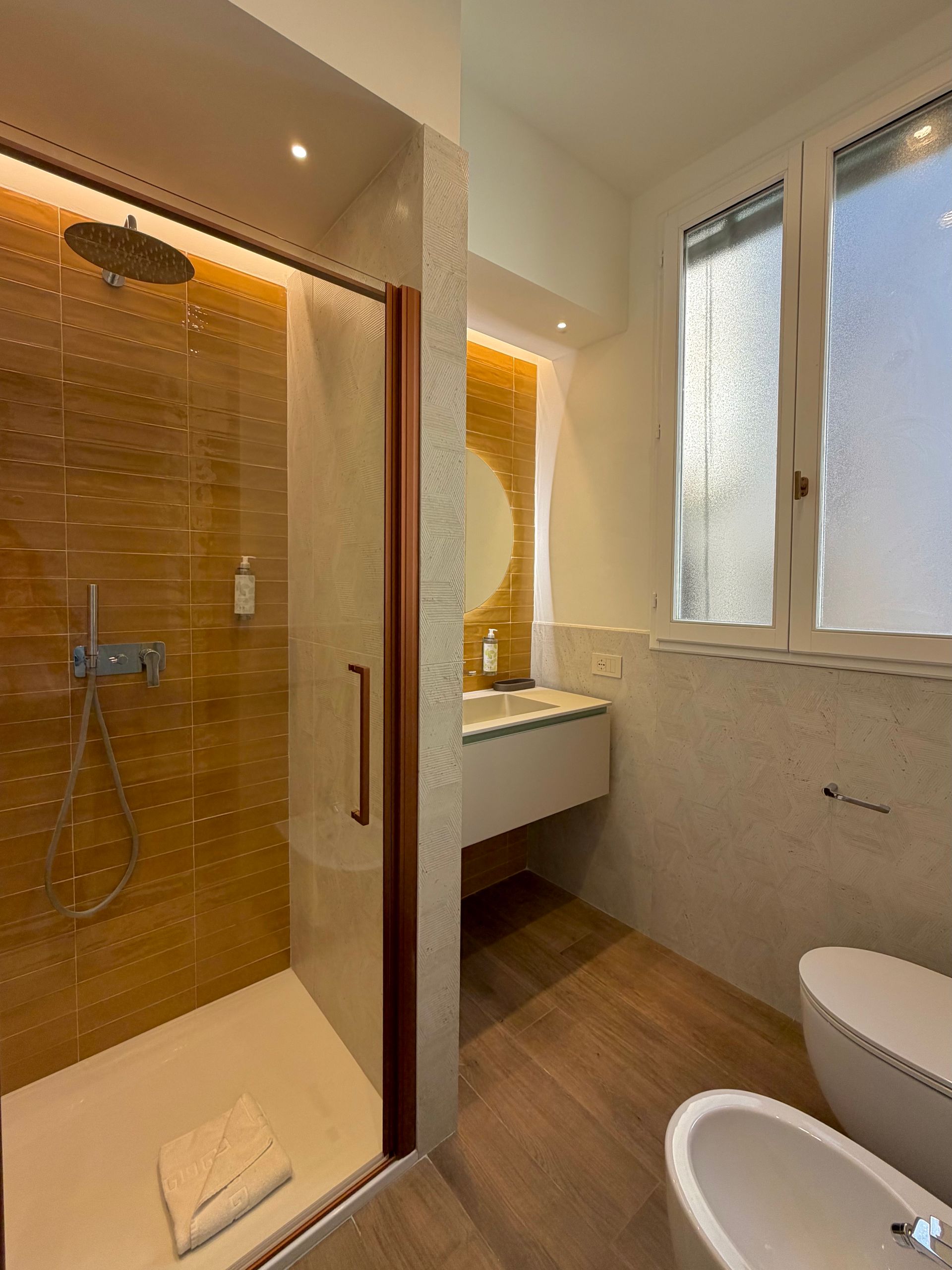 bagno camera ocra