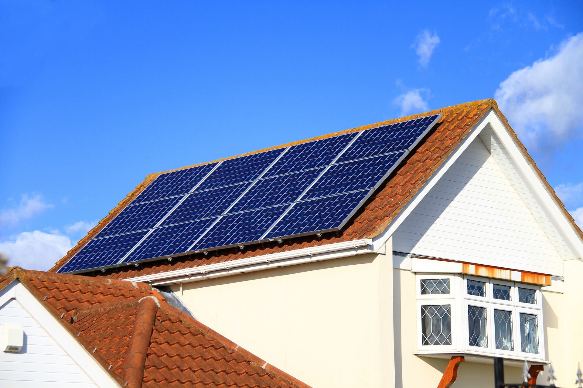 Une maison avec des panneaux solaires sur le toit.