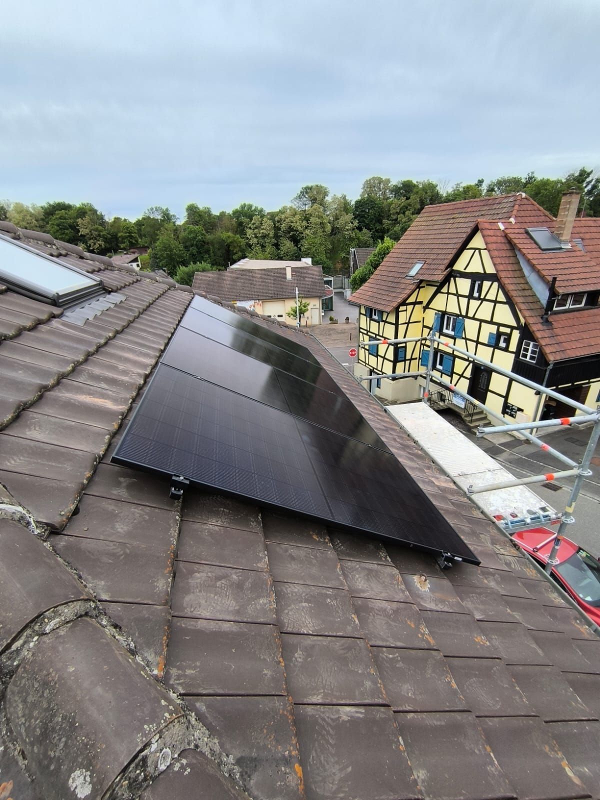 Un toit avec beaucoup de panneaux solaires dessus
