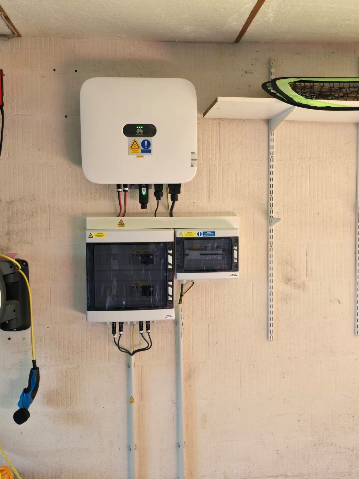 Un panneau solaire est fixé au mur dans un garage