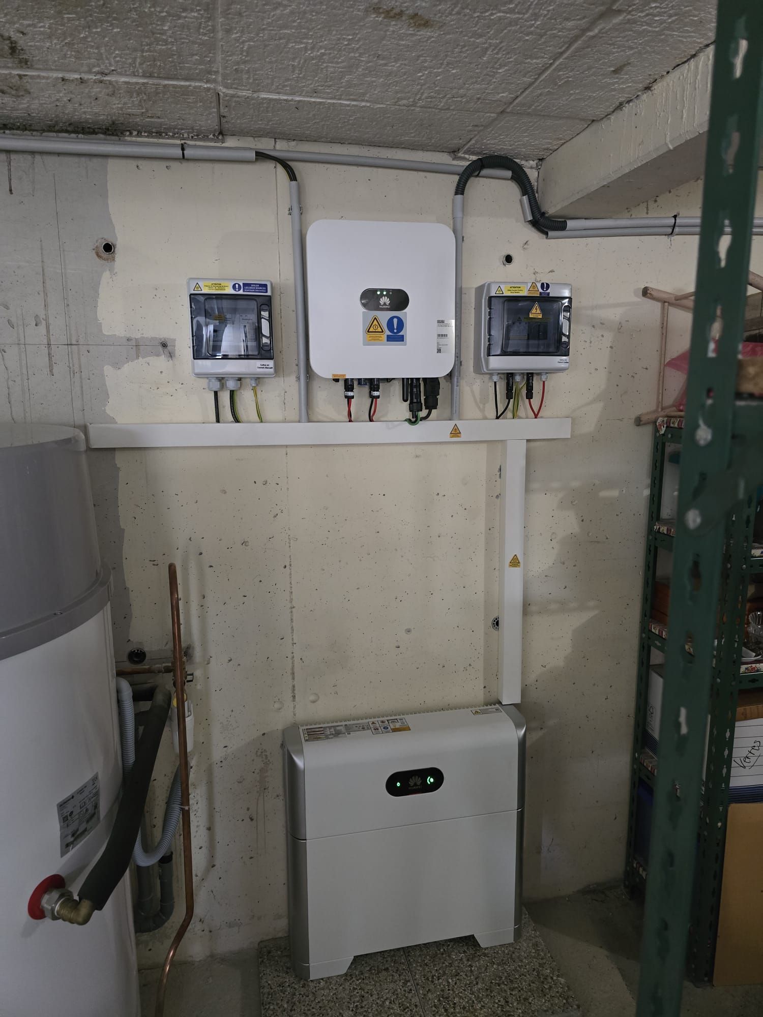 Une pièce avec un chauffe-eau et un panneau solaire au mur.