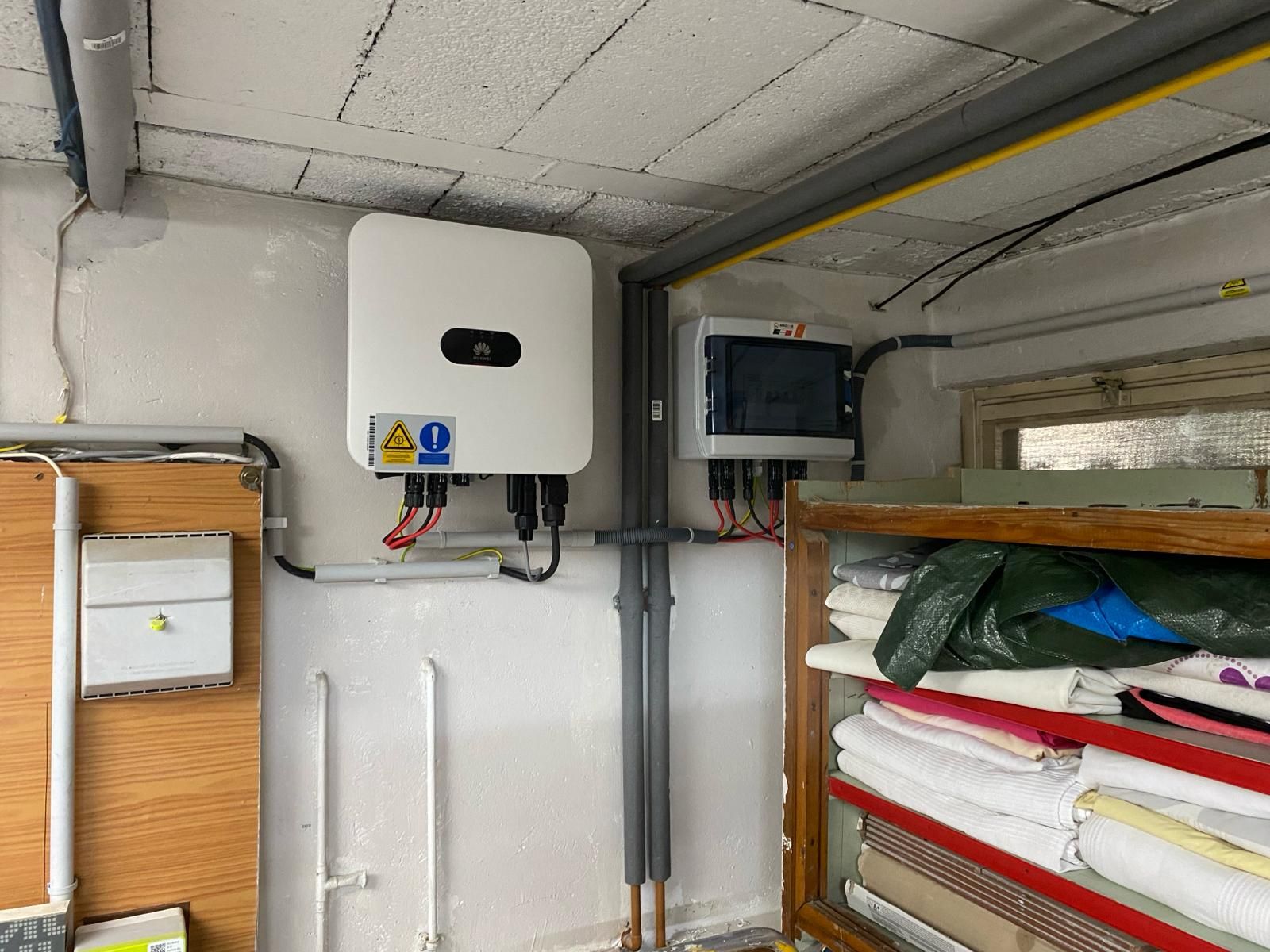 Installation d’un 6 kW 14 panneaux avec onduleur centralisé Huawei autoconsommation et revente du  surplus.