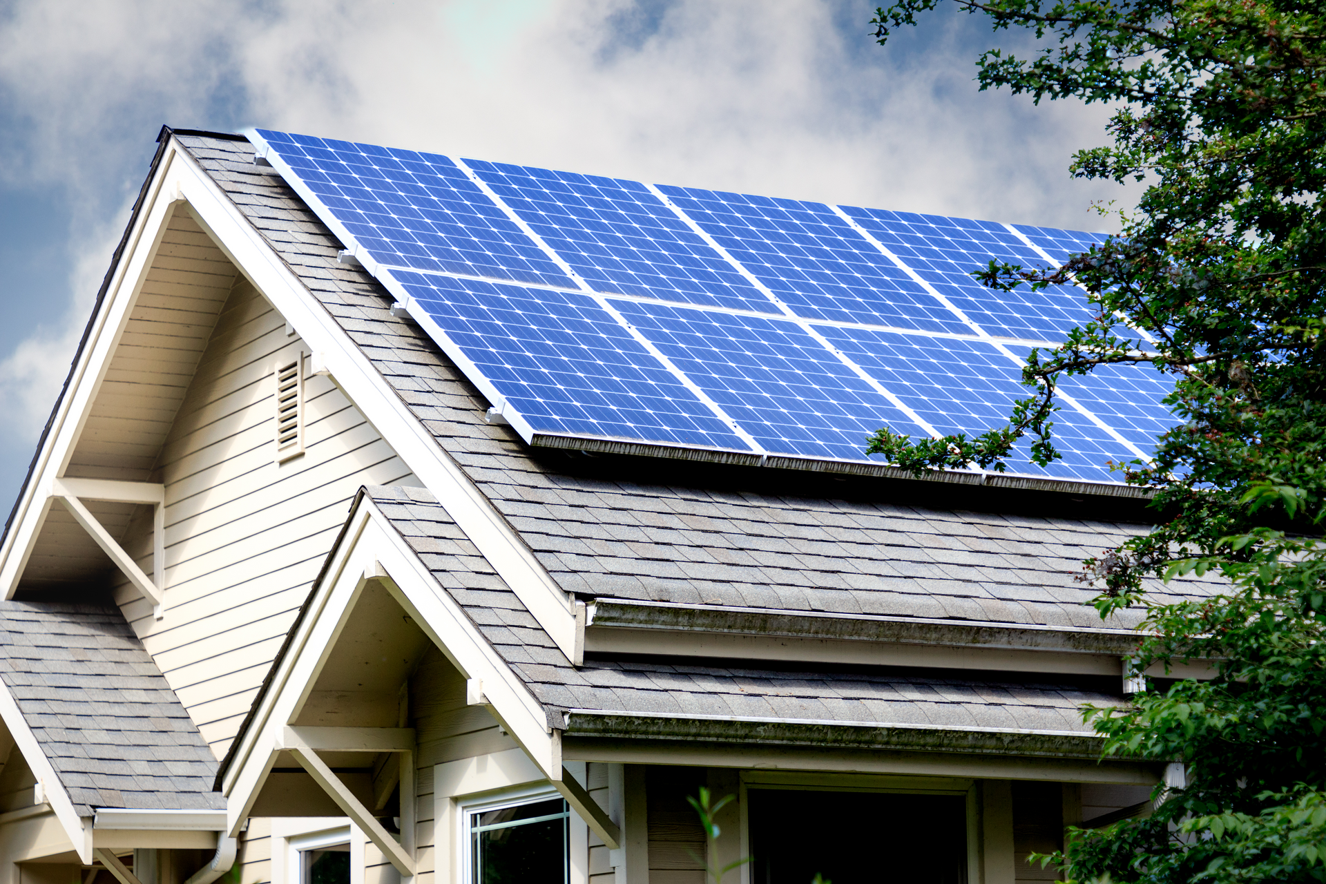 Une maison avec beaucoup de panneaux solaires sur le toit