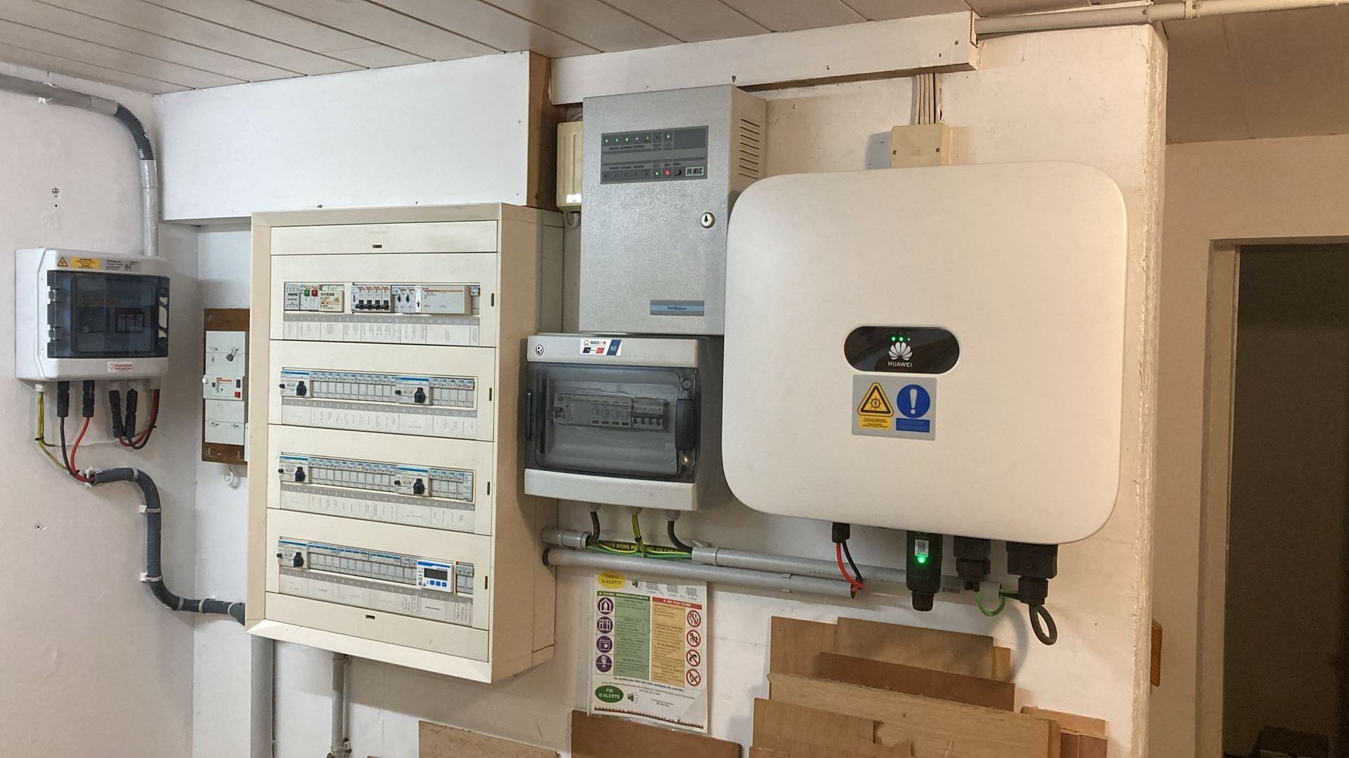 Pose d’un 3 KW avec onduleur centralisé Huawei plus optimiseur installation en triphasée