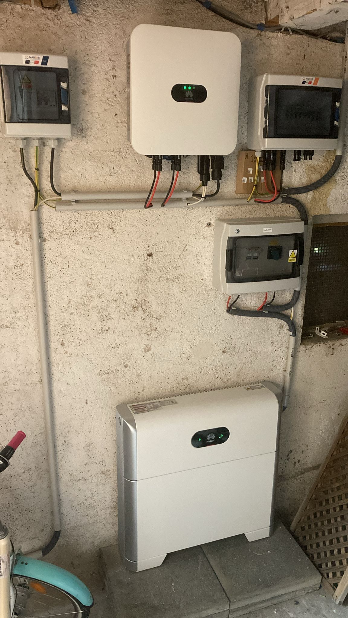 Une boîte blanche est posée sur un sol en béton à côté d'un mur.