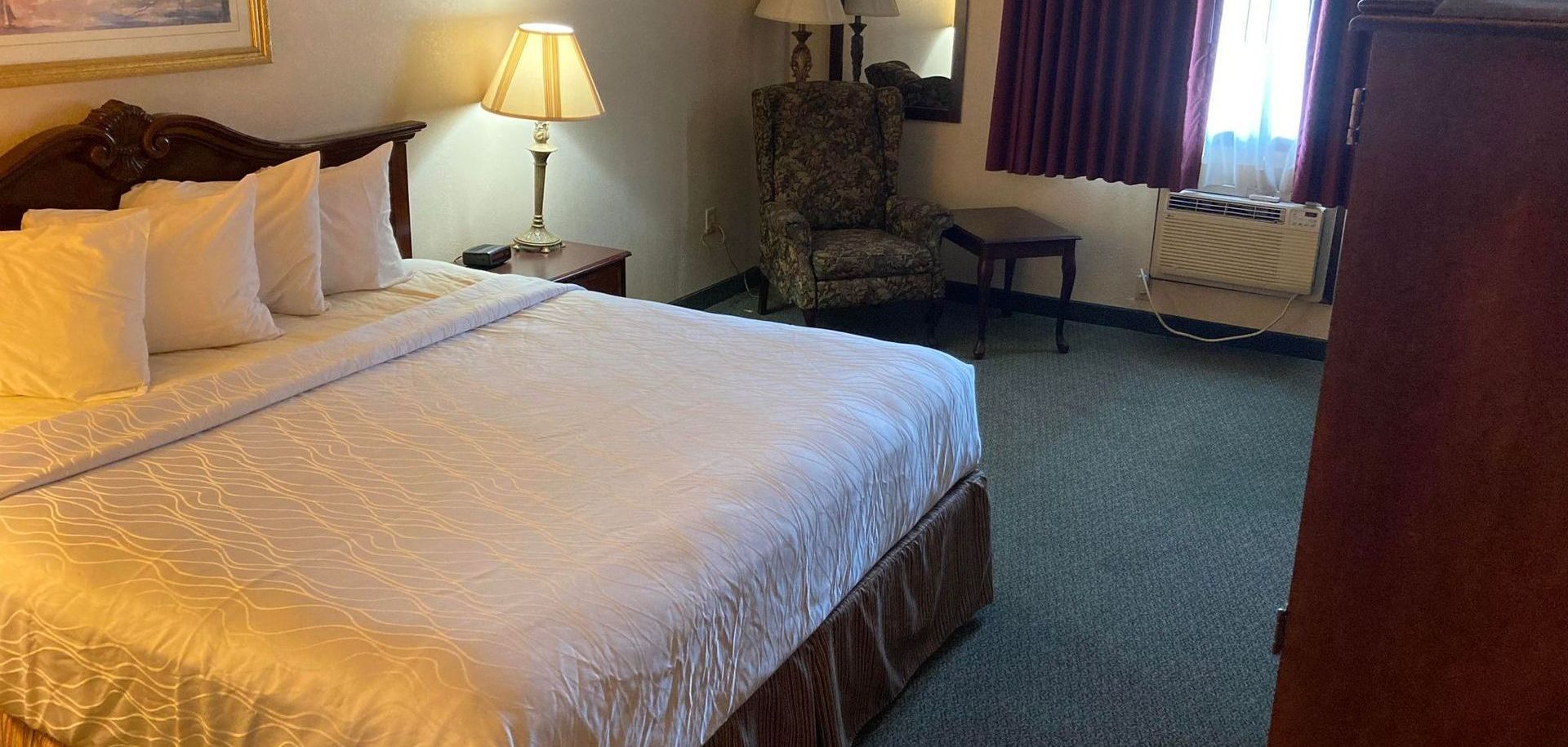 King Bed Room in The Jeffrey's Hotel Extended Stay in Osceola, Iowa