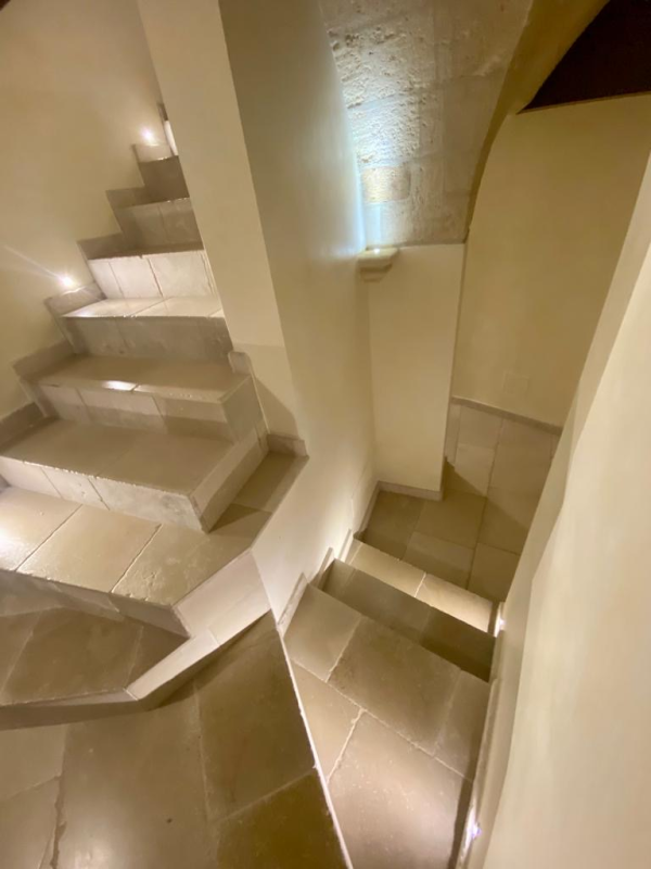 Una serie di scale che portano al secondo piano di un edificio.