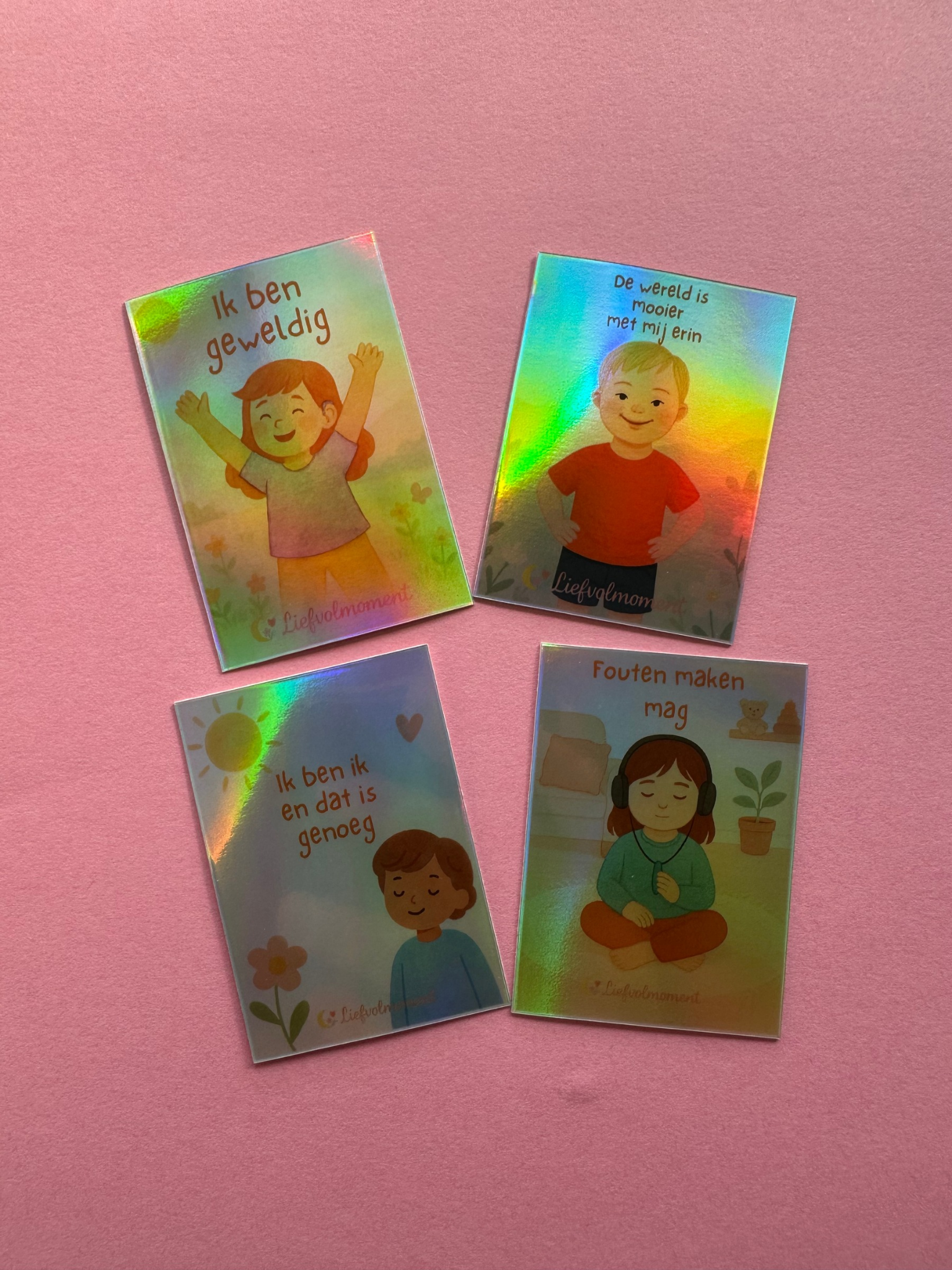 Vier holografische rechthoekige stickers, elk met een afbeelding van een ander persoon, geplakt op een roze ondergrond.