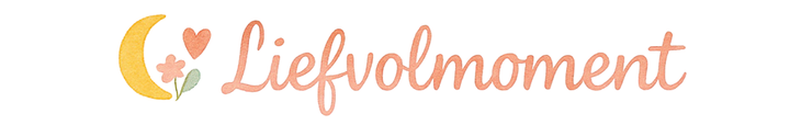 Een logo met een gele halve maan, een roze hartje en een klein bloempje, naast de tekst 