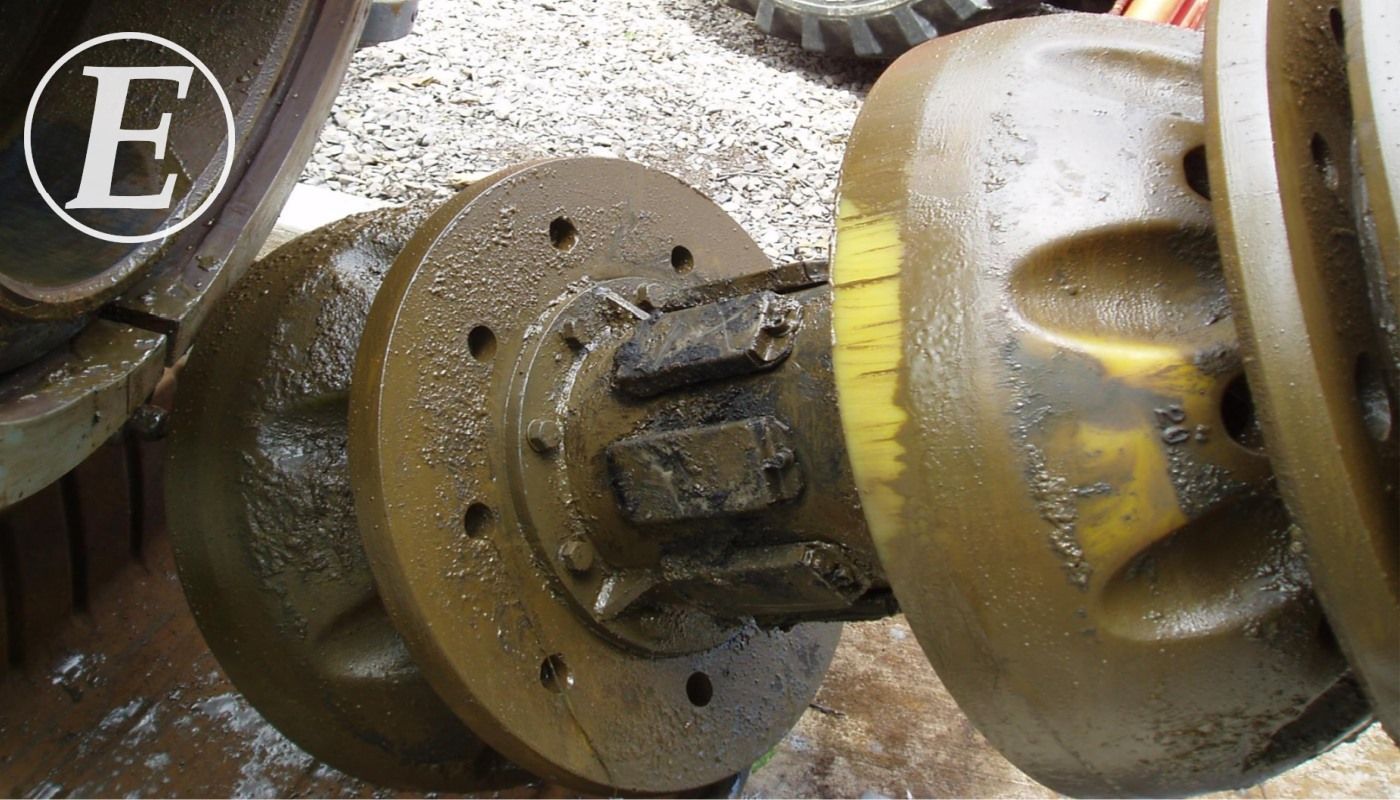 Pipeline cleaning pig with magnets