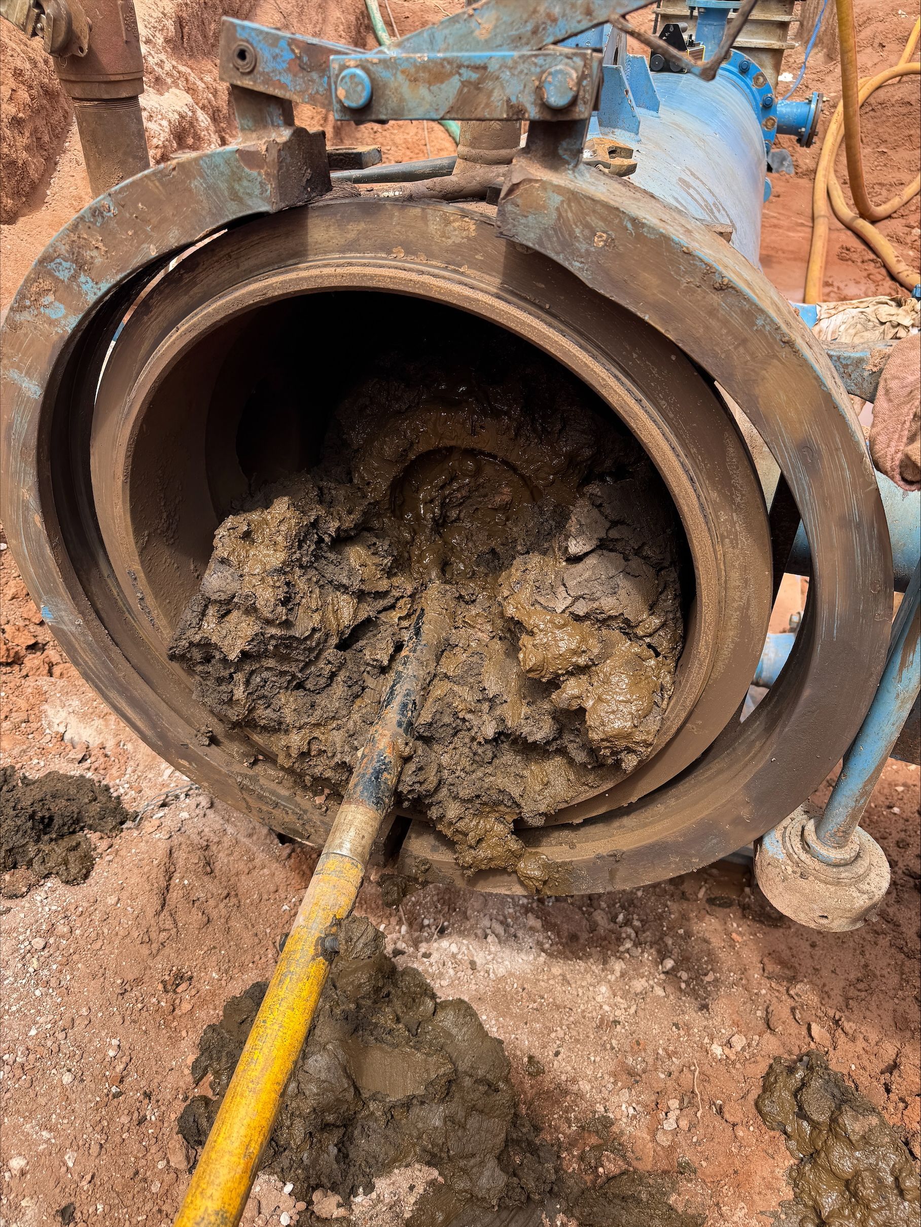 Pipeline cleaning pig pushing out debris
