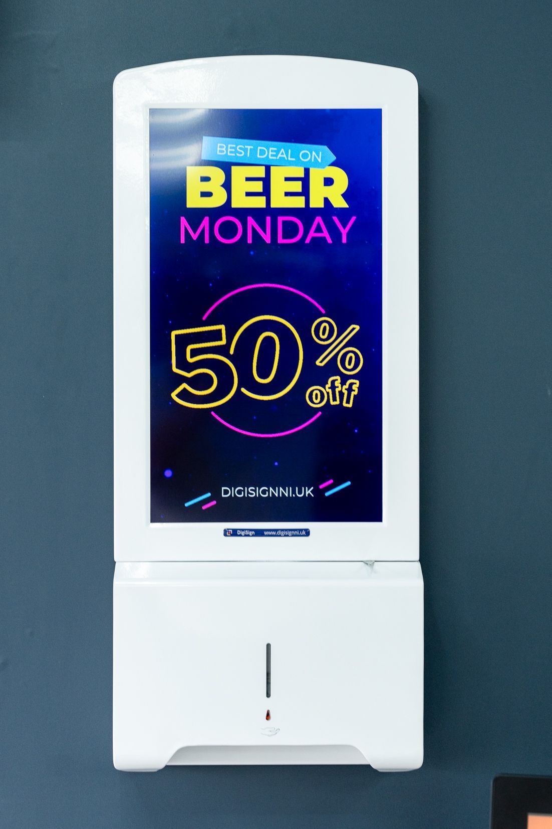A sign that says beer monday on it
