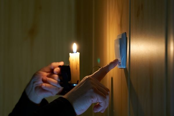 Een grafiek met uitleg van de werking van een thuisbatterij
