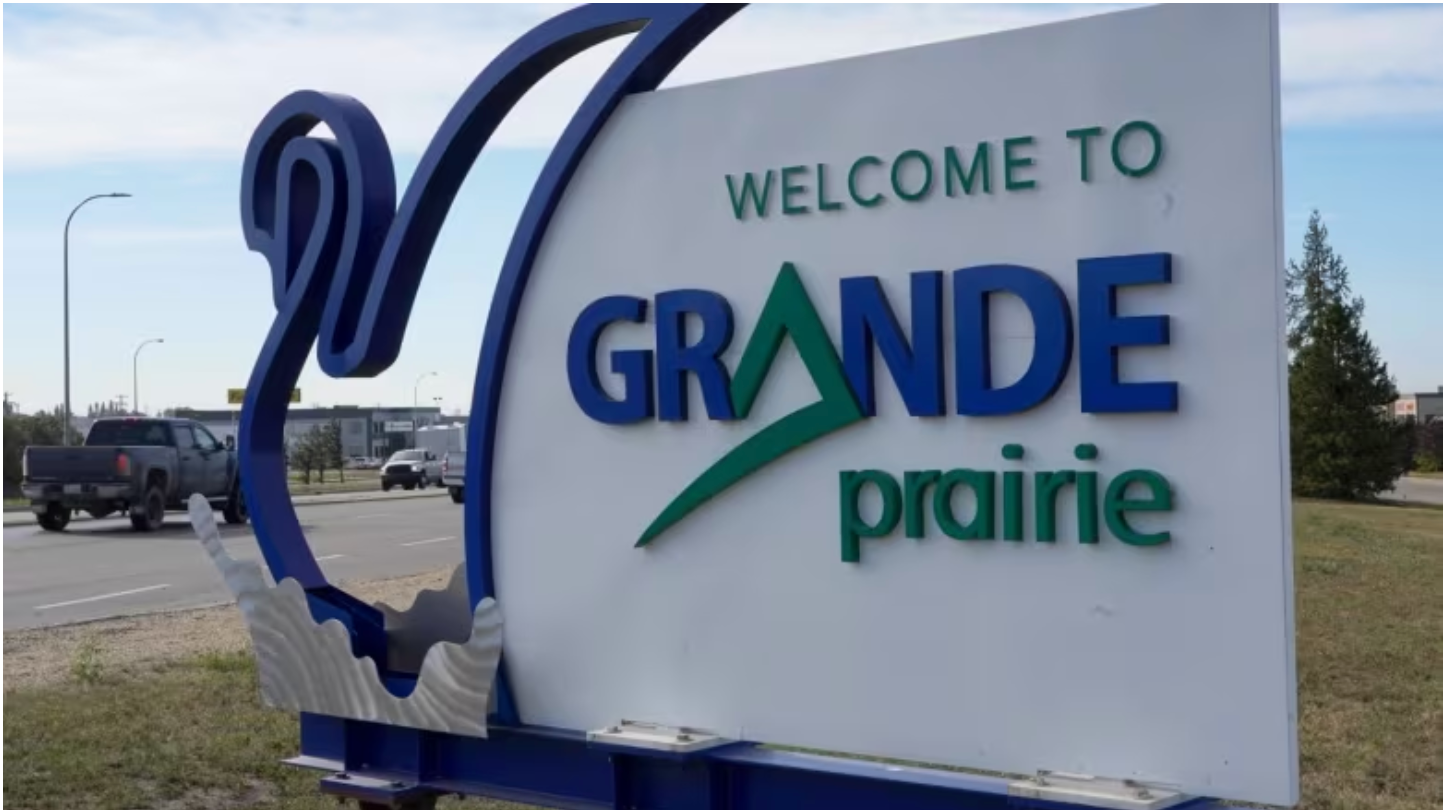 A large sign that says welcome to grande prairie