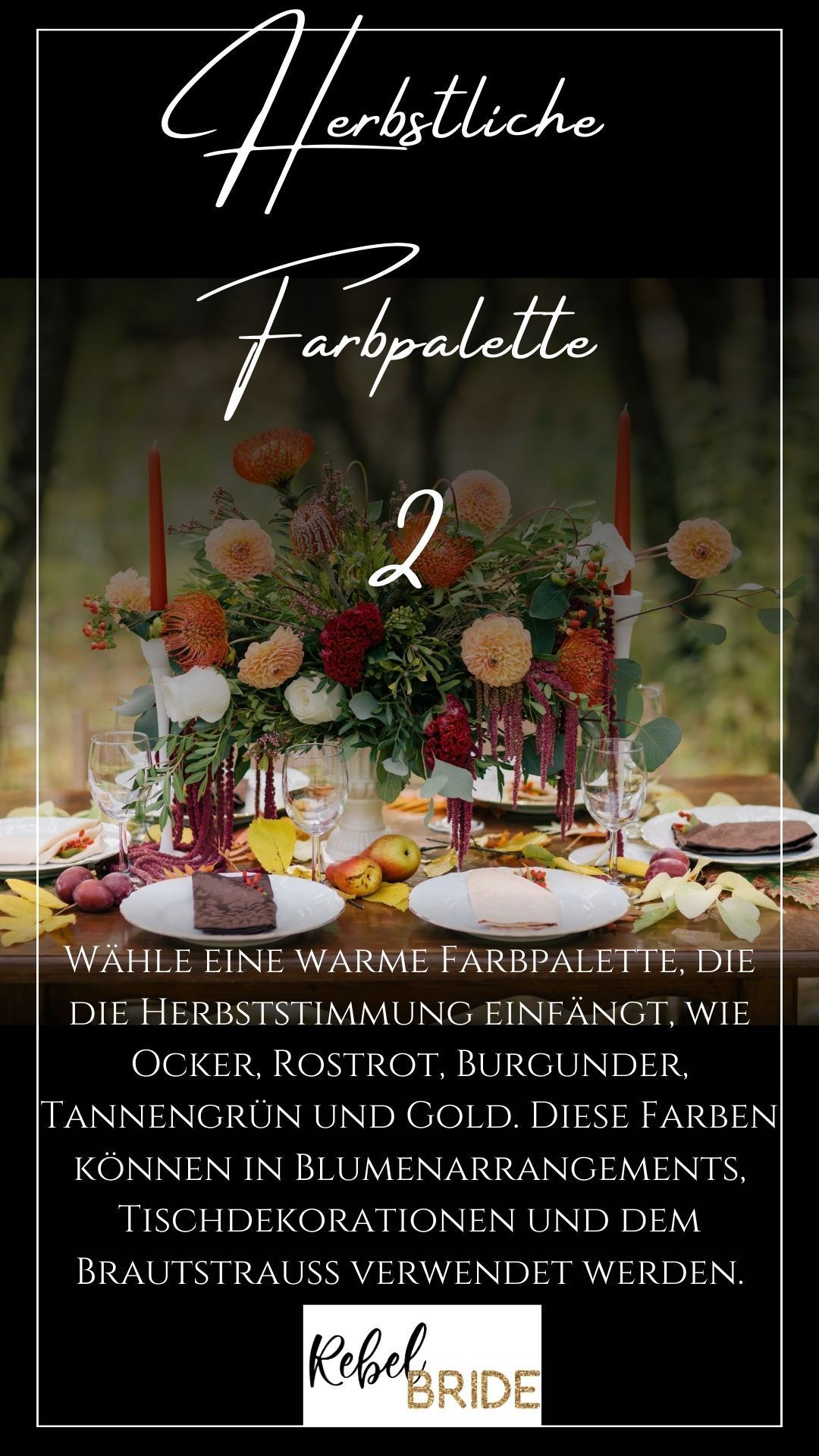 Ein Tisch mit Tellern, Kerzen und Blumen darauf.