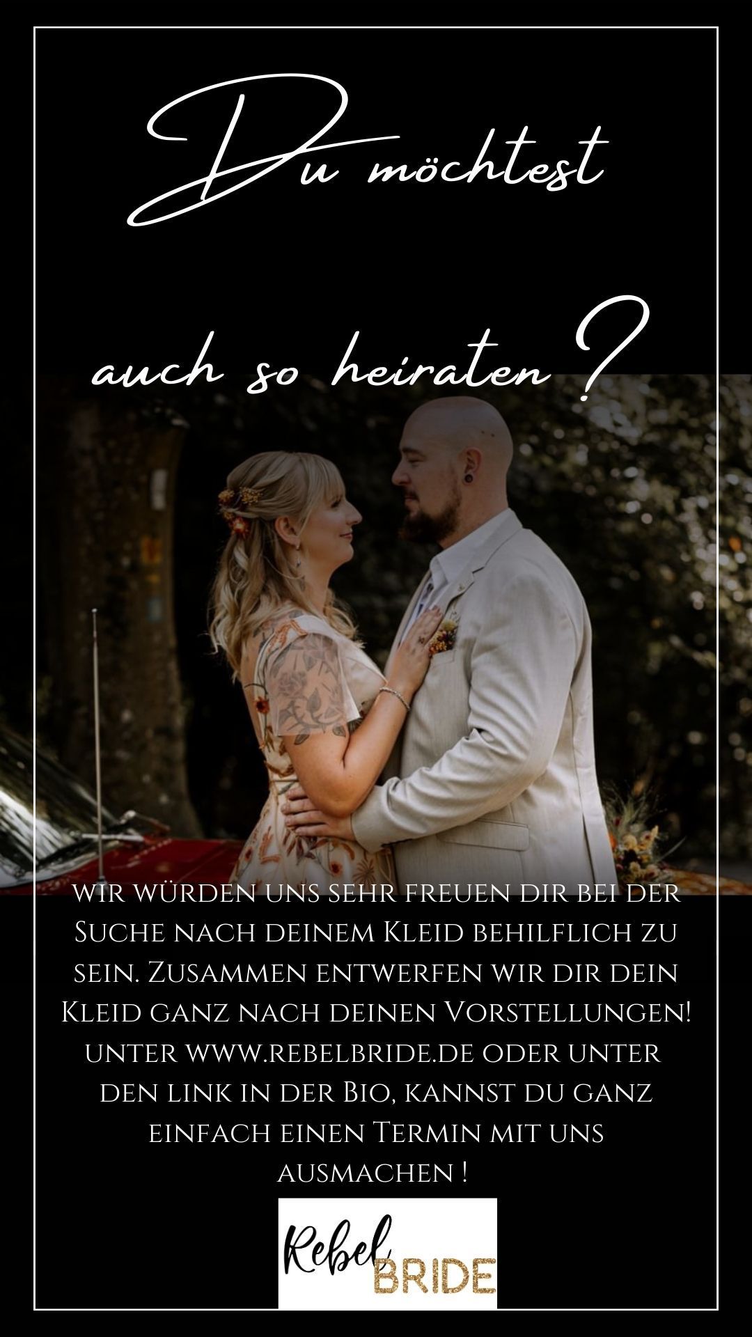 Auf einer Hochzeitseinladung umarmen sich Braut und Bräutigam.