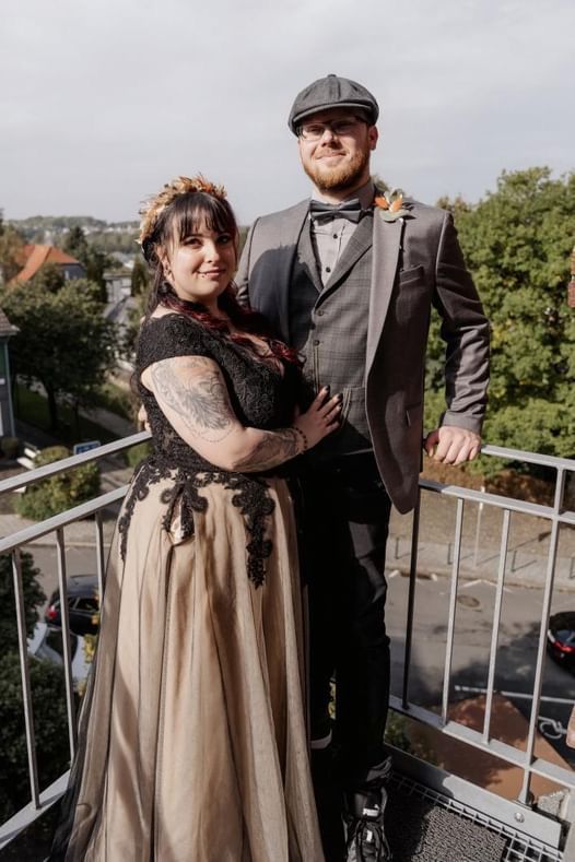 Ein Mann und eine Frau stehen nebeneinander auf einem Balkon.