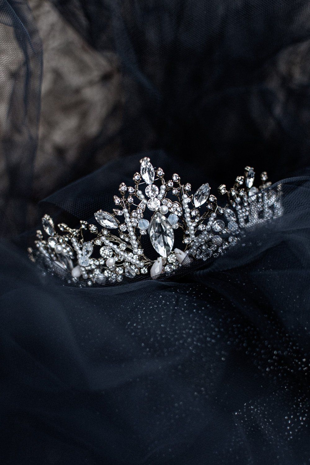 Auf einem schwarzen Tuch liegt eine silberne Tiara.