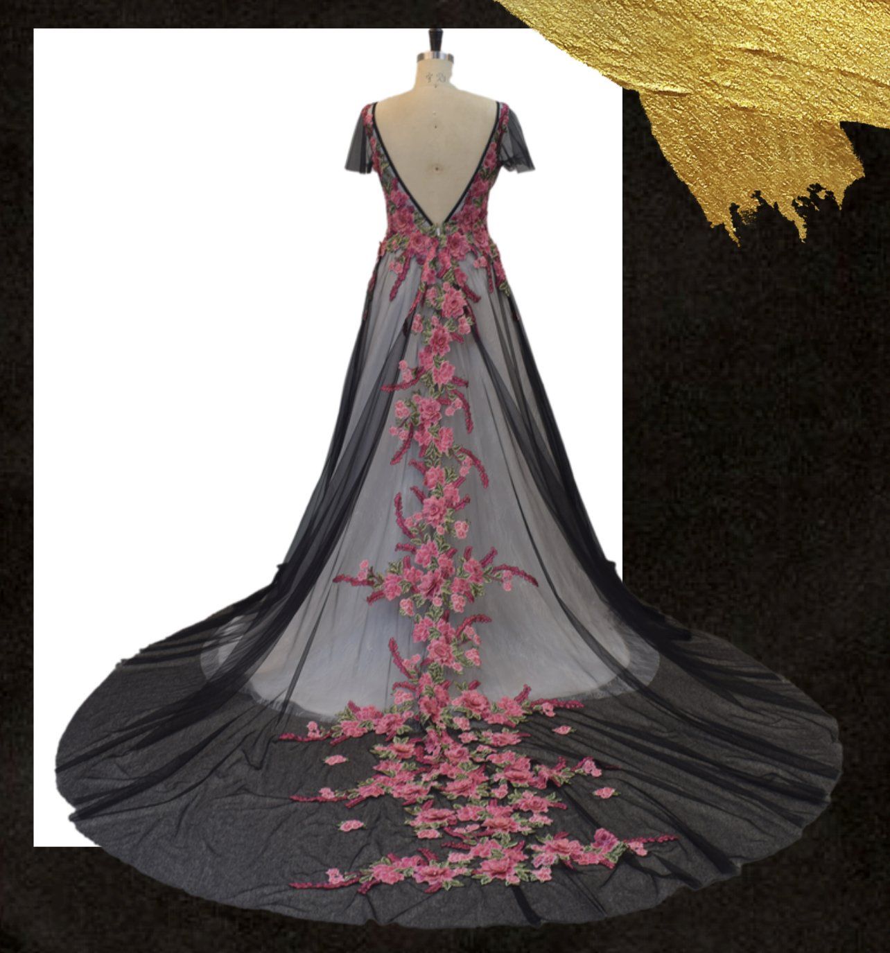 Ein schwarzes Kleid mit rosa Blumen auf dem Rücken ist auf einer Schaufensterpuppe
