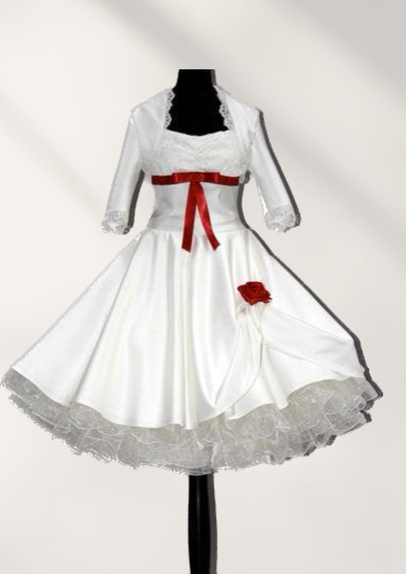 Ein weißes Kleid mit einer roten Schleife um die Taille