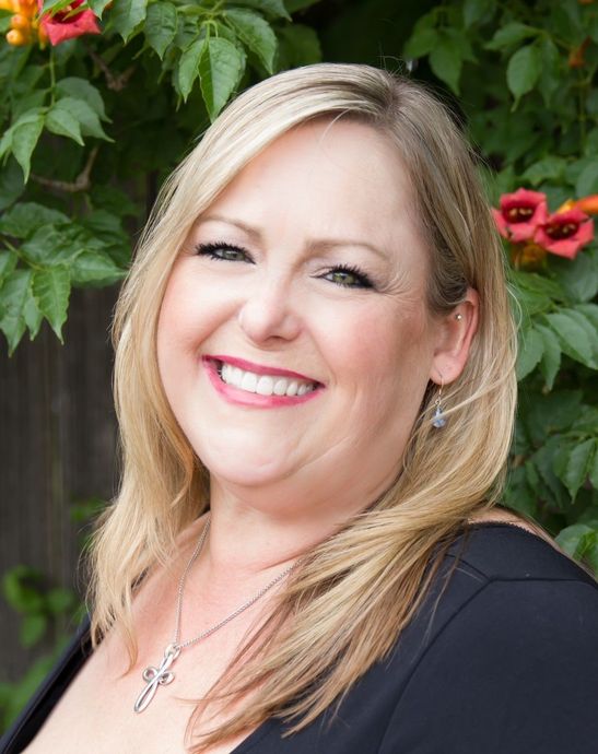 Portrait photo of Julie Dollahite