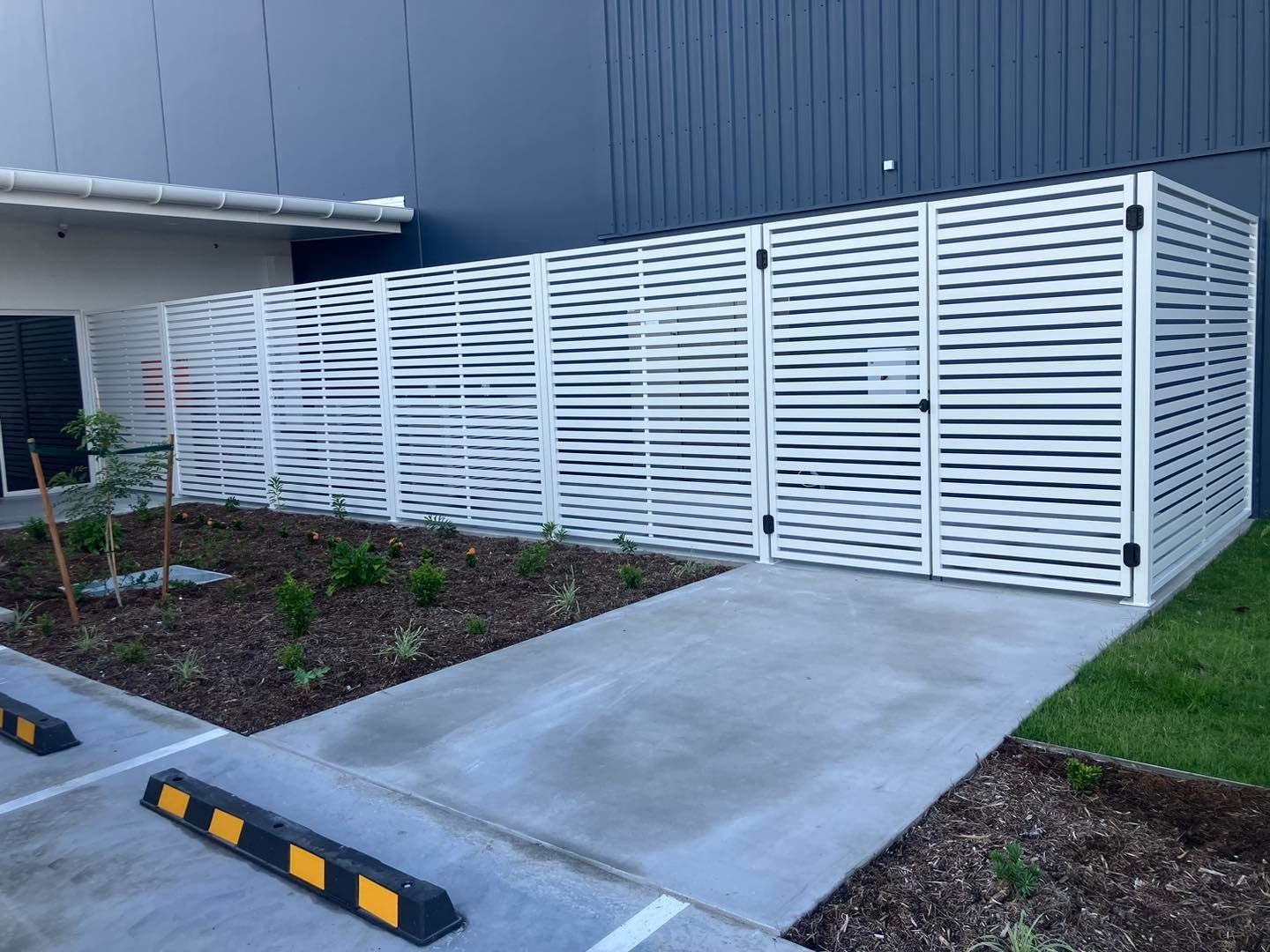 White Horizontal Wave-patterned Privacy Screening — Gate-O-Matic in Garbutt, QLD