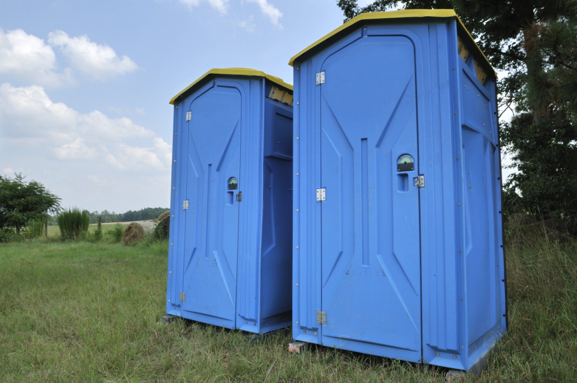 Portable Toilets On The Grass - Memphis, RN - Arrow Portable Toilets