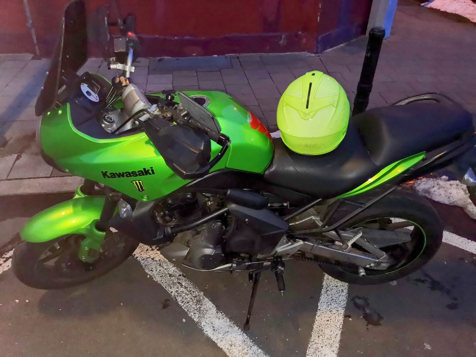 Marcus Fleischers geliebte giftgrüne Kawasaki Versys 650, Baujahr 2007, mit neongelbem Helm vor der Haustür im Februar 2021