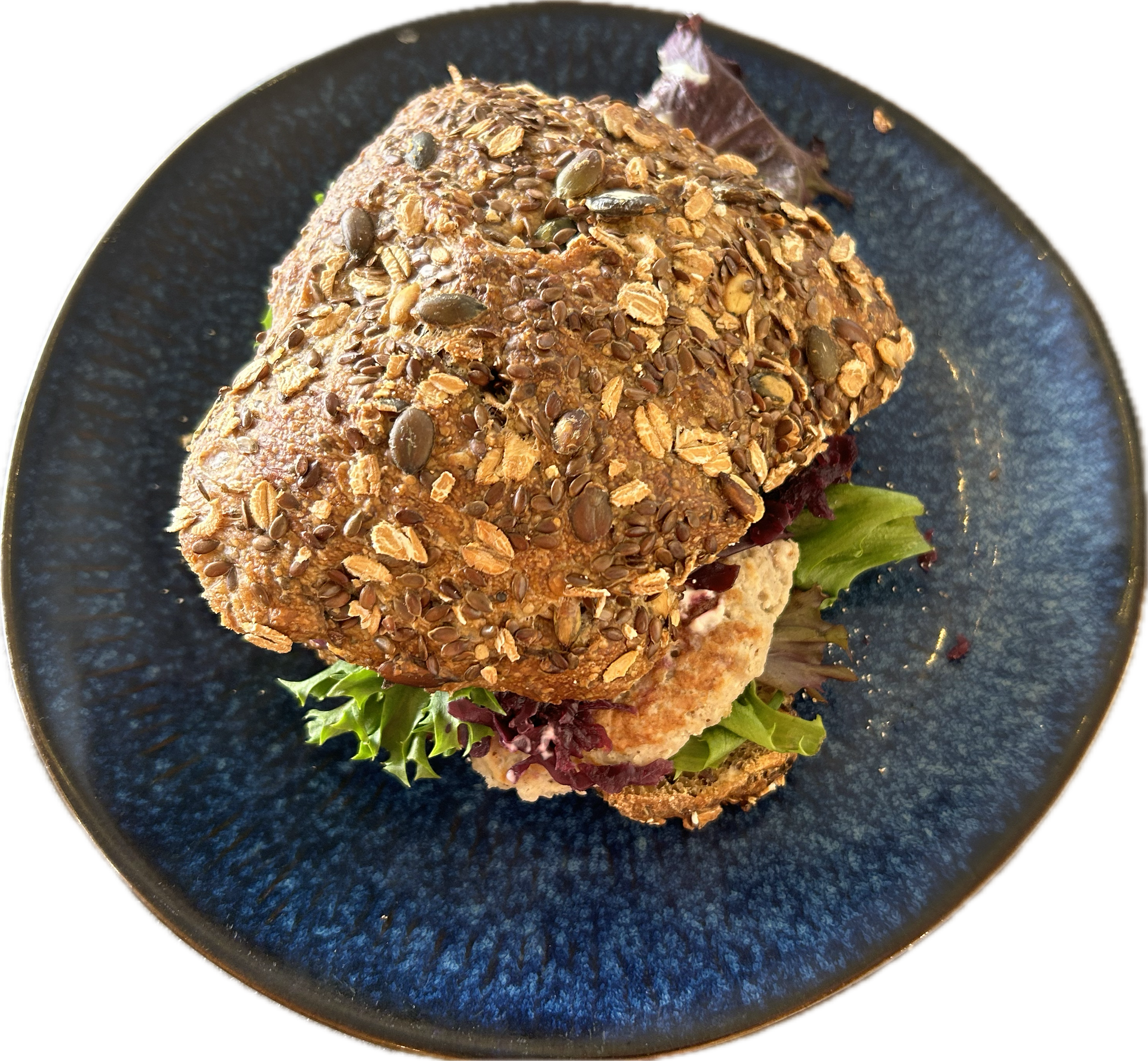 Et nærbillede af en sandwich på en blå tallerken