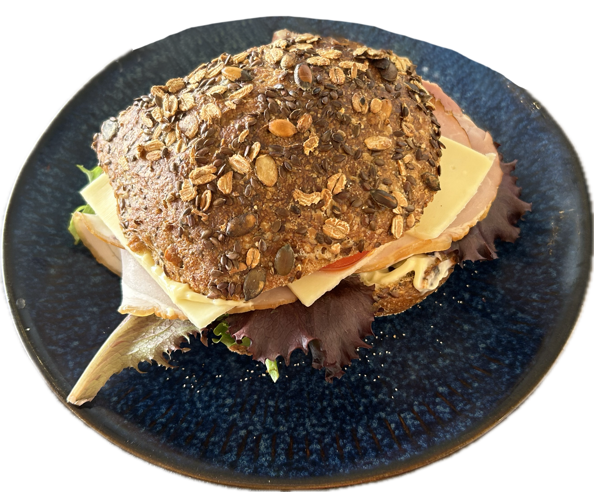 Et nærbillede af en sandwich på en blå tallerken