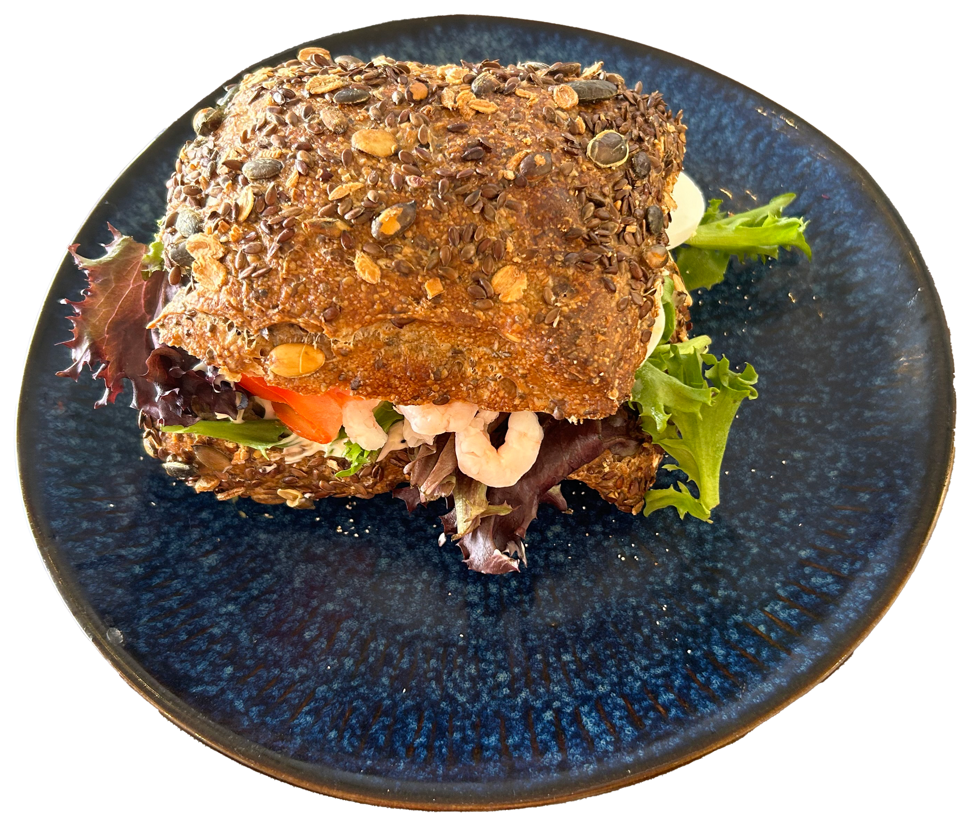 En sandwich med rejer og salat på en blå tallerken