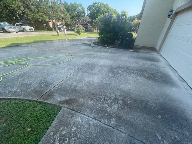 Before and after picture of driveway cleaning in Spring Branch, TX