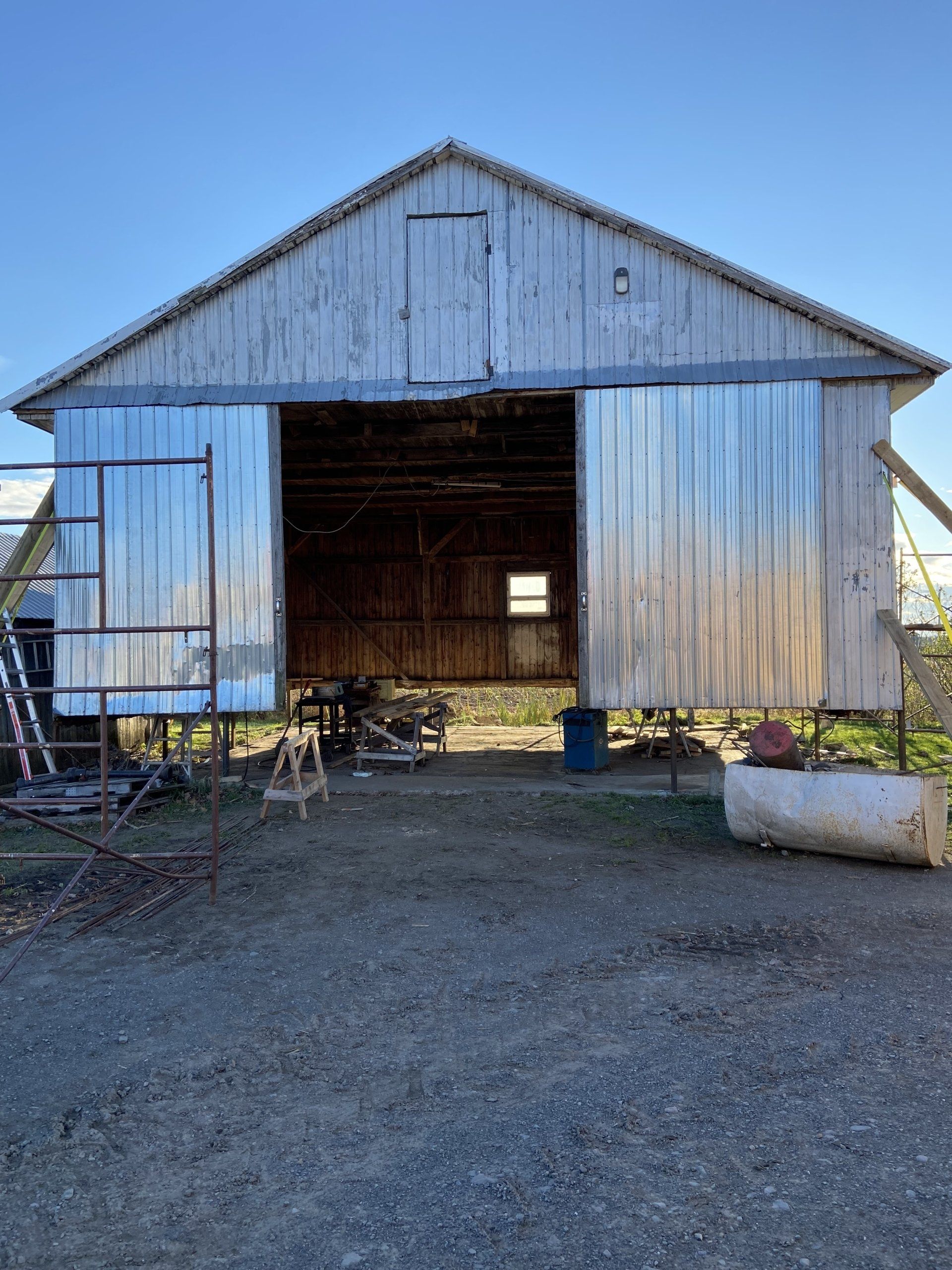 Une grange avec une porte coulissante est en cours de rénovation.