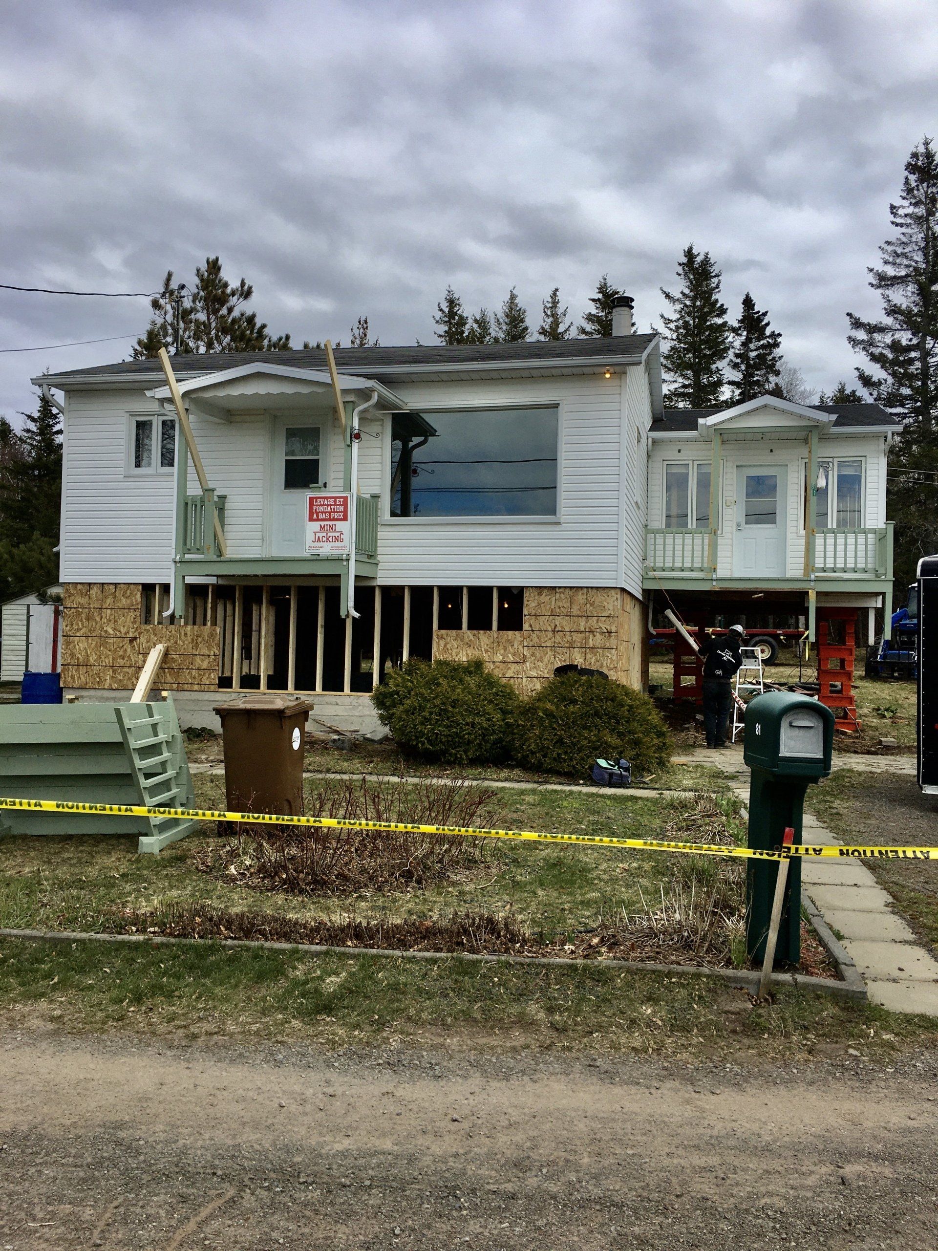 Une maison avec un panneau à vendre sur le côté