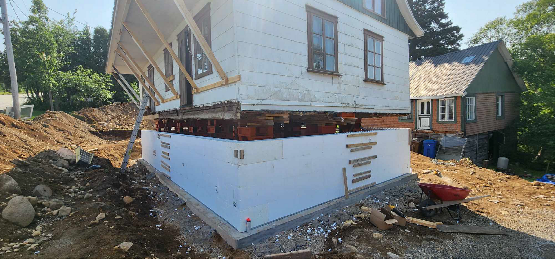 Une maison est en construction au sommet d'une colline de terre.