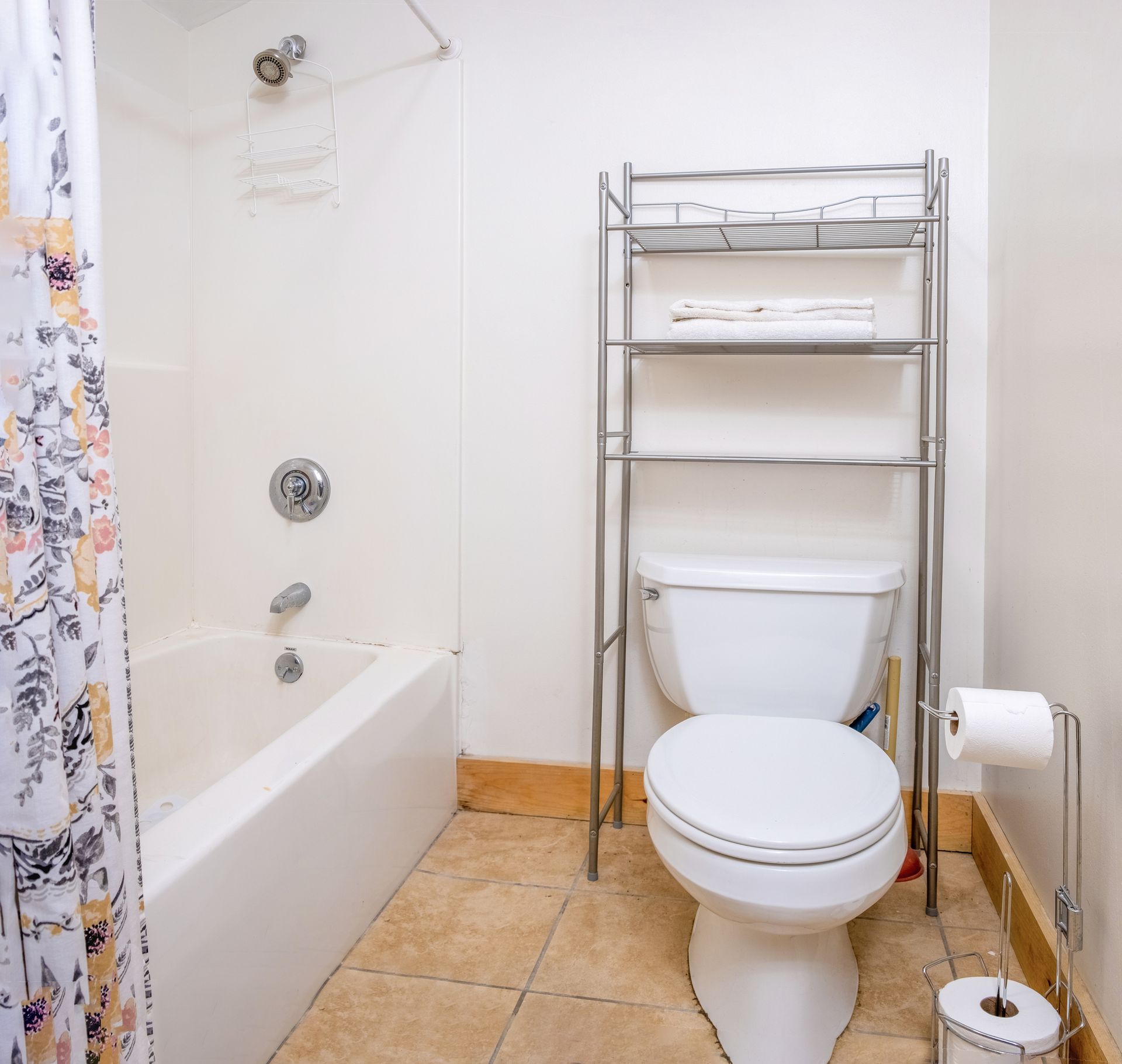 A bathroom with a toilet and a bathtub