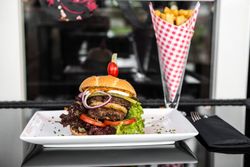 Voor onze TakeAway kunt u de keuze maken uit onze Burgers - saté - schnitzel - Spareribs - kapsalon