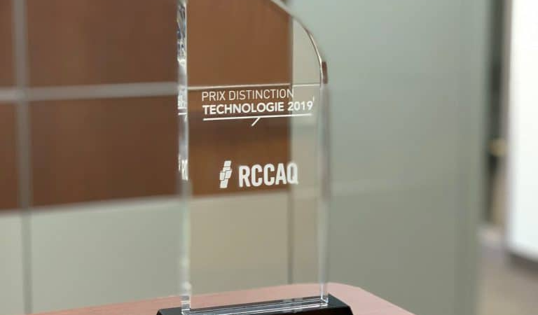 Un trophée est posé sur une table devant un mur.